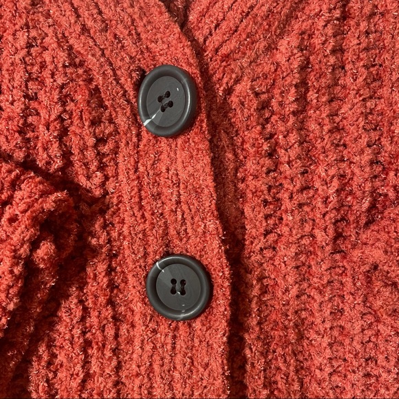 Small Red Cropped Cardigan classic v-line | UO - Picture 4 of 11